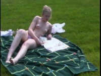 1 jolie blonde baisée par 4 voyeurs dans l’herbe fraîche!